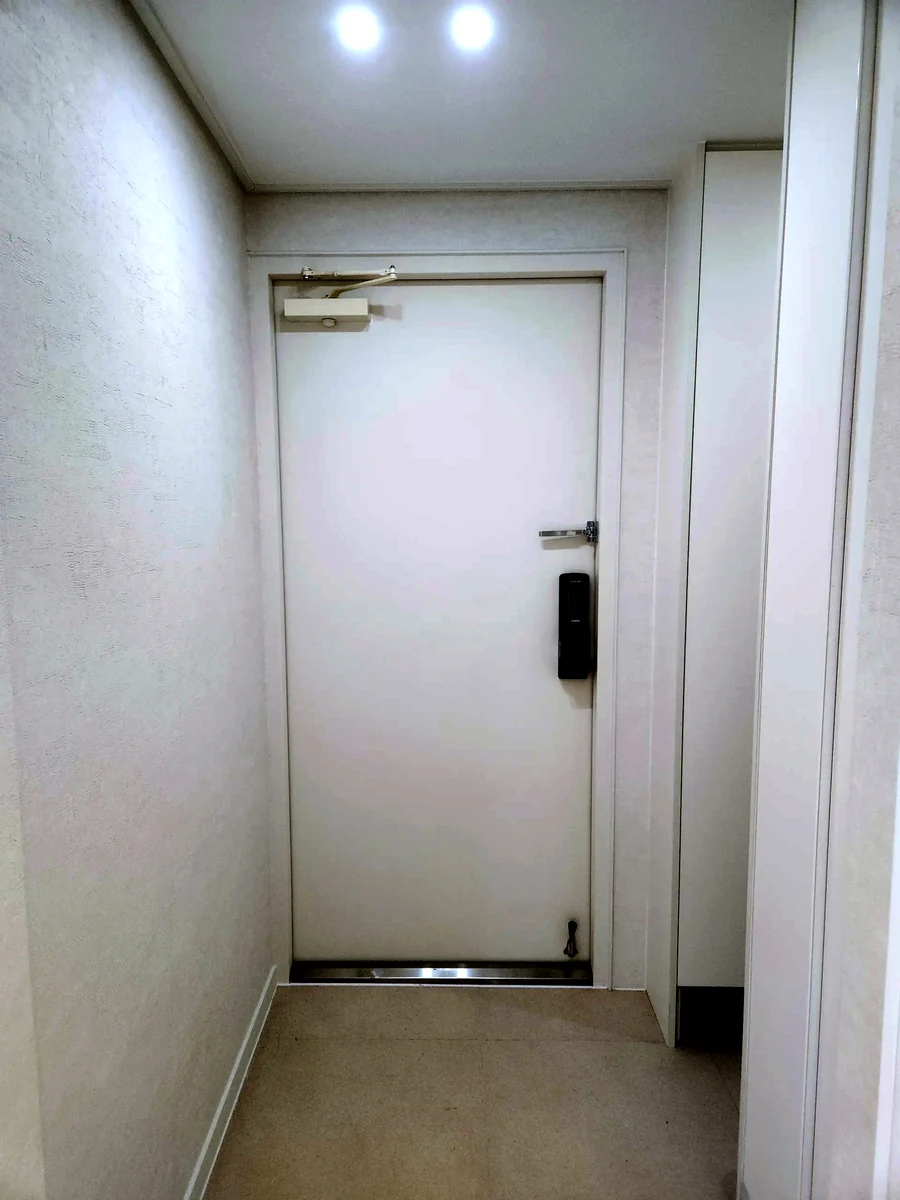 흰색 도어로 마감한 아파트인테리어 현관 시공