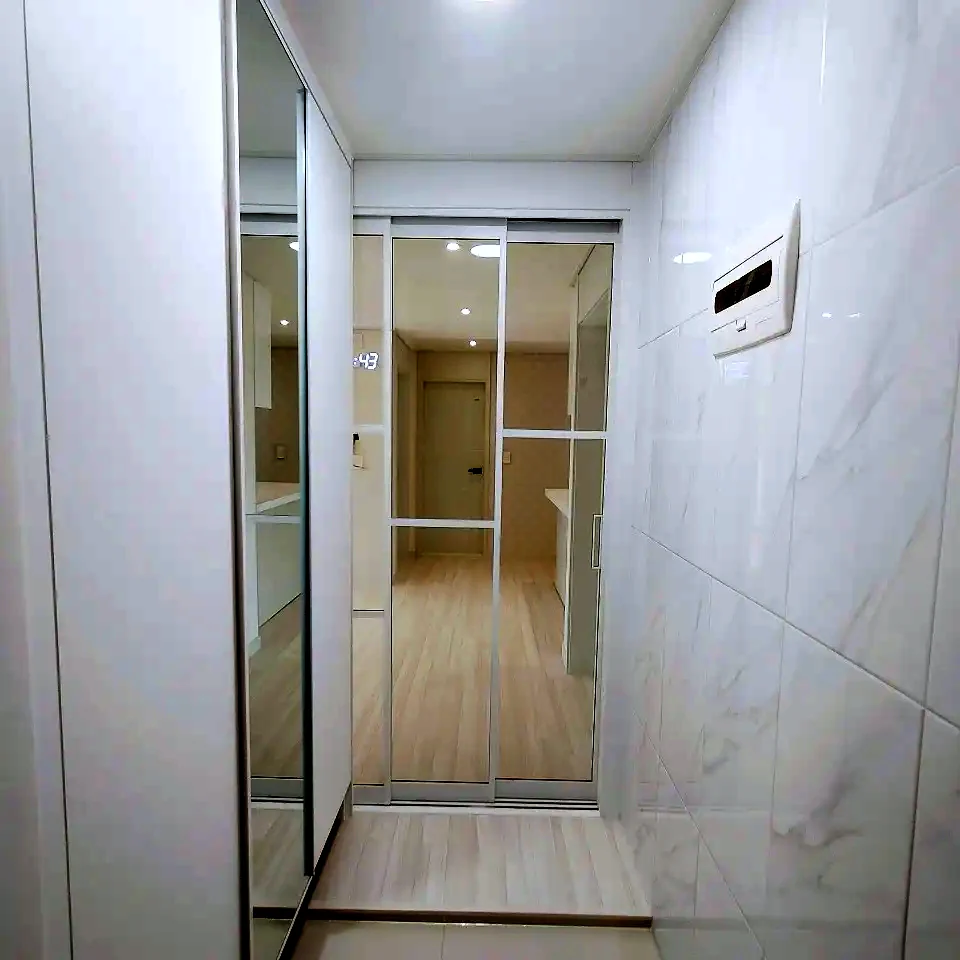대리석 톤 바닥과 유리 중문을 맞춘 아파트인테리어 복도 시공